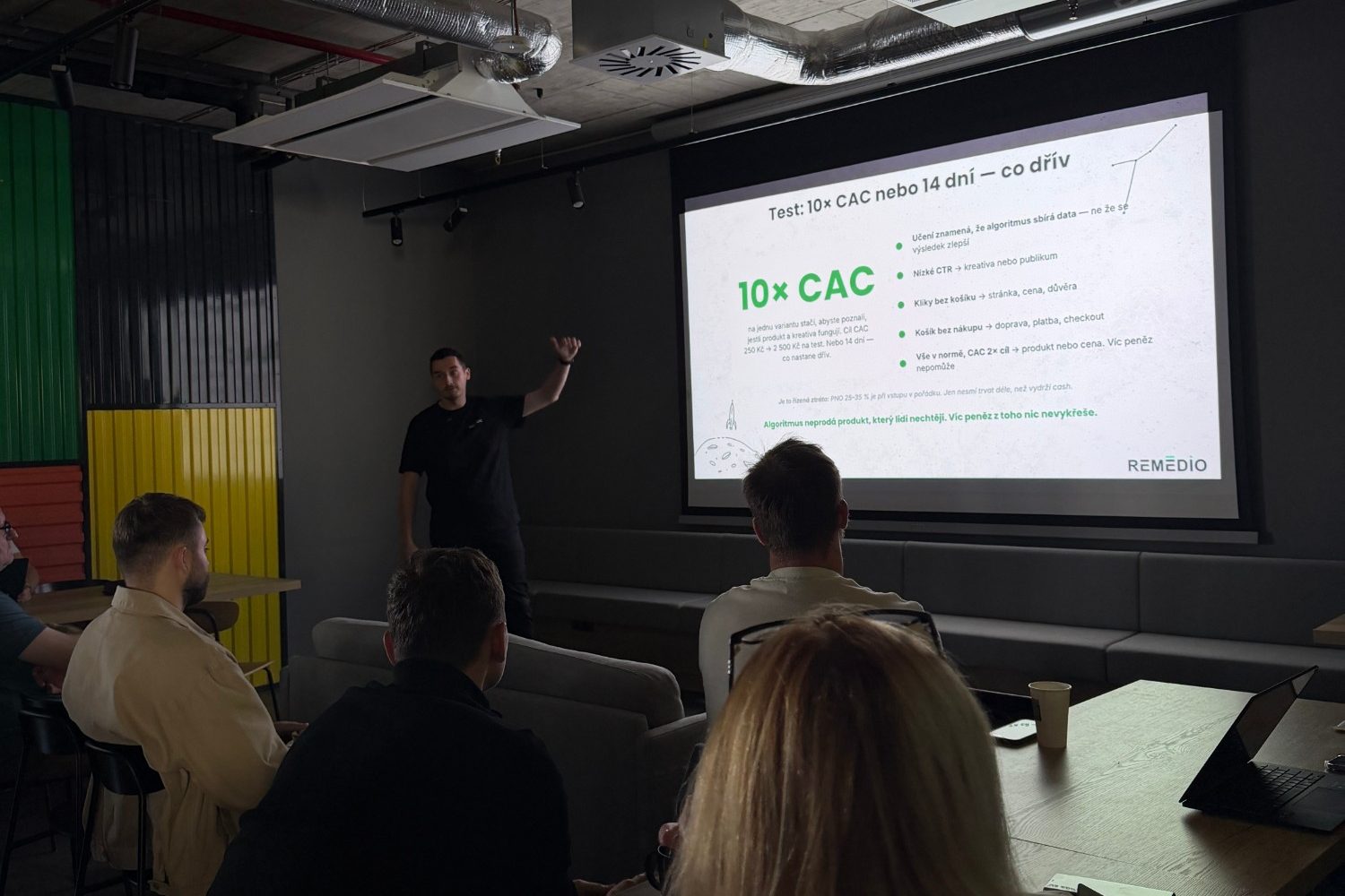 David Smák přednáší o PPC strategii pro expanzi na Business snídani Remédia