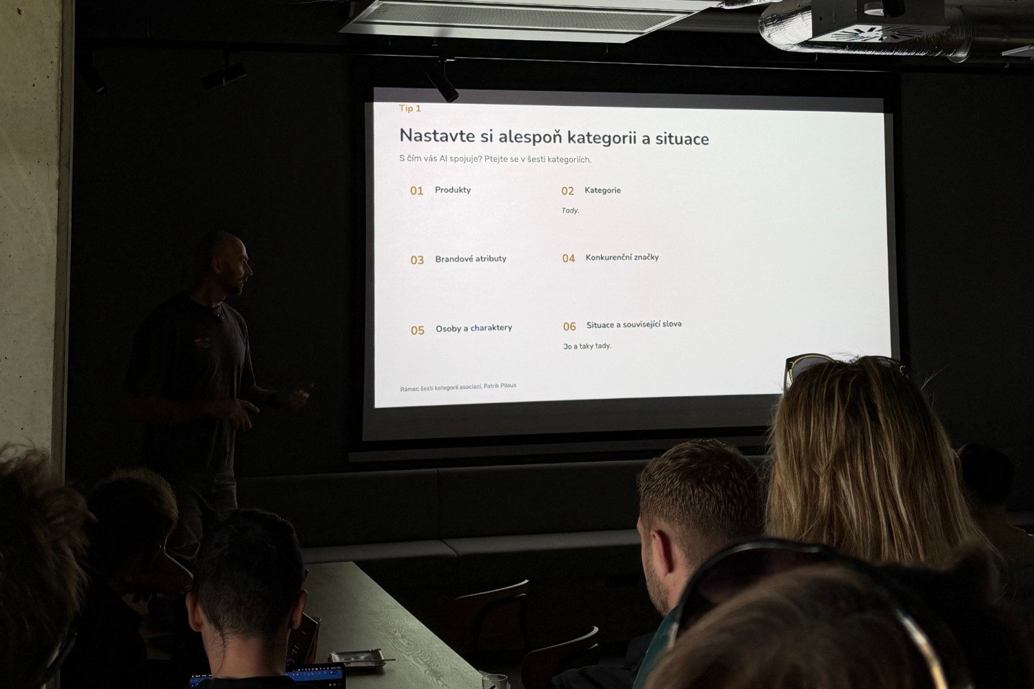 Patrik Pilous přednáší o SEO a GEO na Business snídani Remédia
