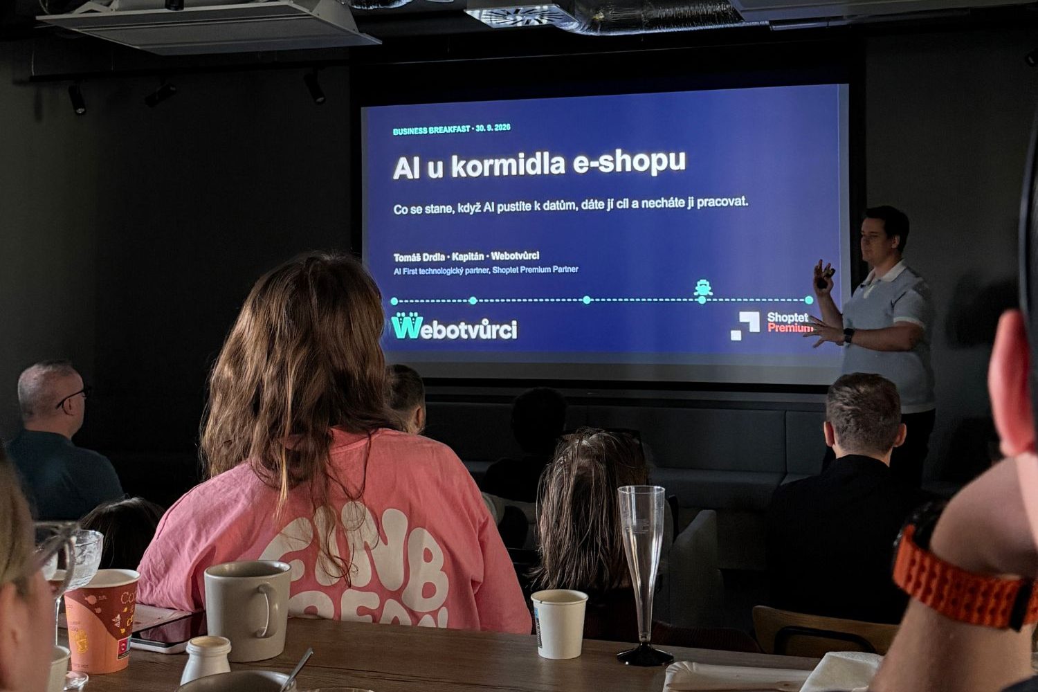 Tomáš Drdla z Webotvůrců přednáší o AI agentech v e-shopu na Business snídani Remédia