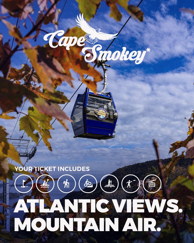 Reklama Cape Smokey: Atlantic Views. Mountain Air. Lanovka nad podzimním lesem